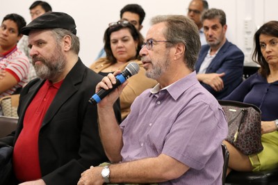 Participante do público faz perguntas ao expositor