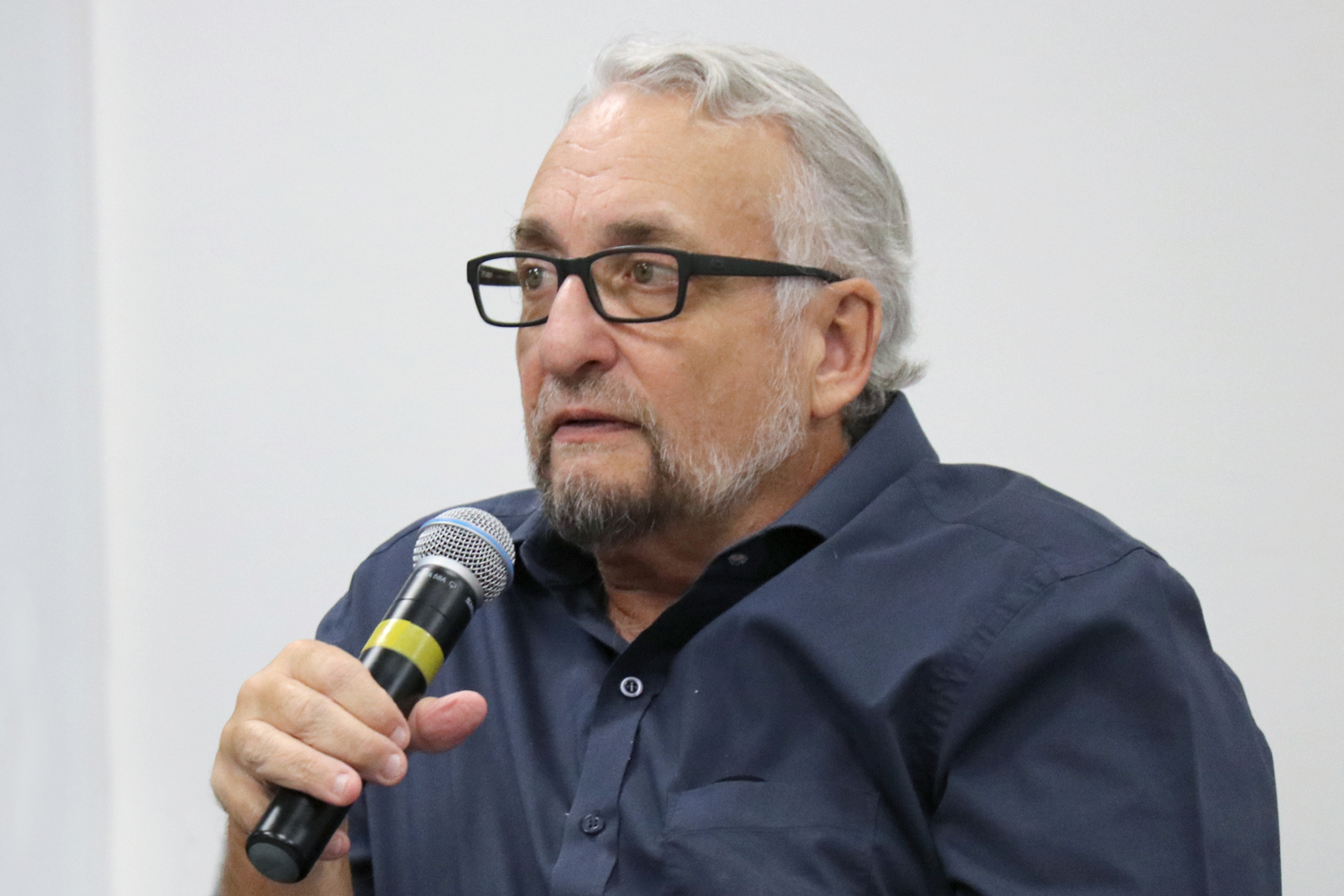 Paulo Saldiva fala durante o debate
