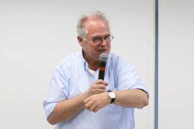 Martin Coy faz perguntas aos expositores