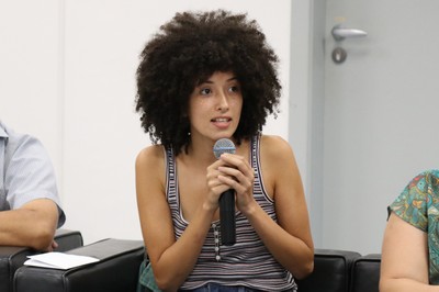 Participante do púbico fala durante o debate