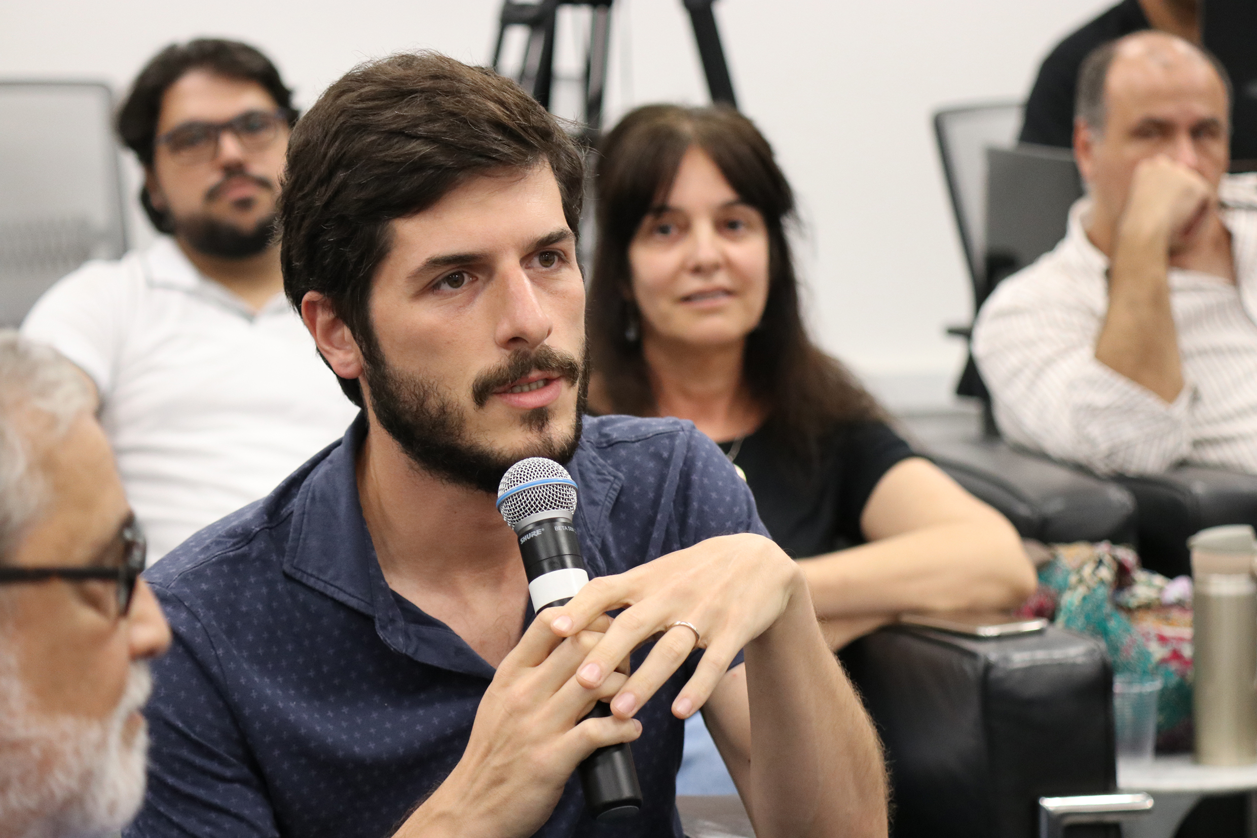 Participante do público faz perguntas durante o debate