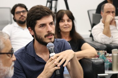 Participante do público faz perguntas durante o debate