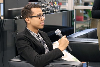 Djonathan Gomes Ribeiro faz perguntas durante o debate