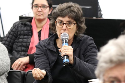 Participante do público faz perguntas aos expositores
