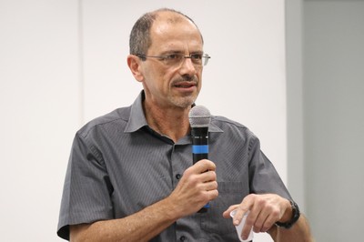 Participante fala durante o debate