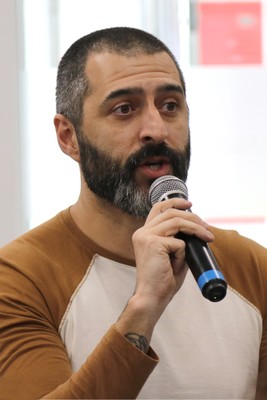 Participante faz perguntas durante o debate