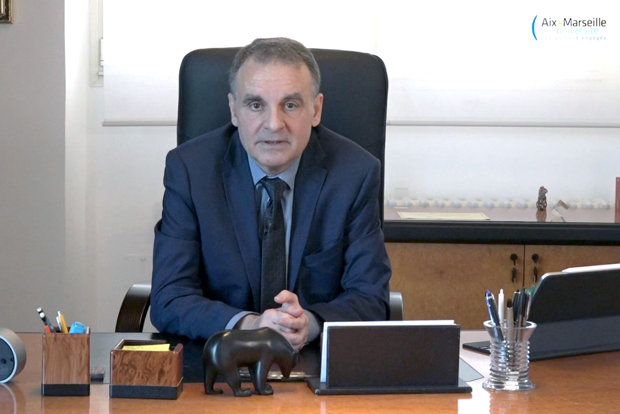 UBIAS-5Eric Berton, reitor da Universidade Aix-Marseille, dá as boas vindas por vídeo na abertura da conferência.jpg