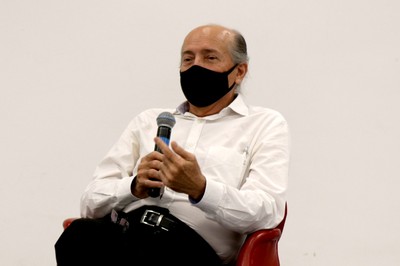 Naomar de Almeida Filho, abre a Plenária - manhã
