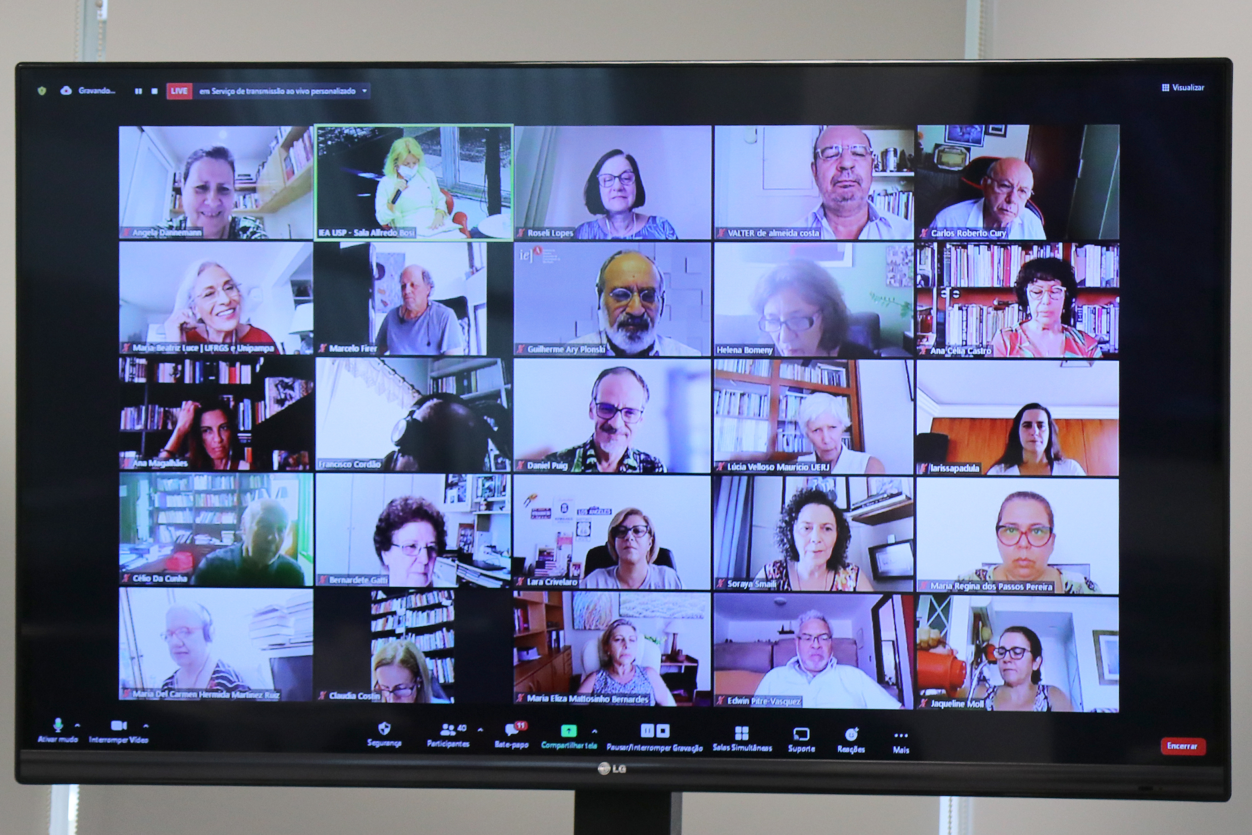 Membros da Cátedra de Educação e convidados participam via vídeo-conferência