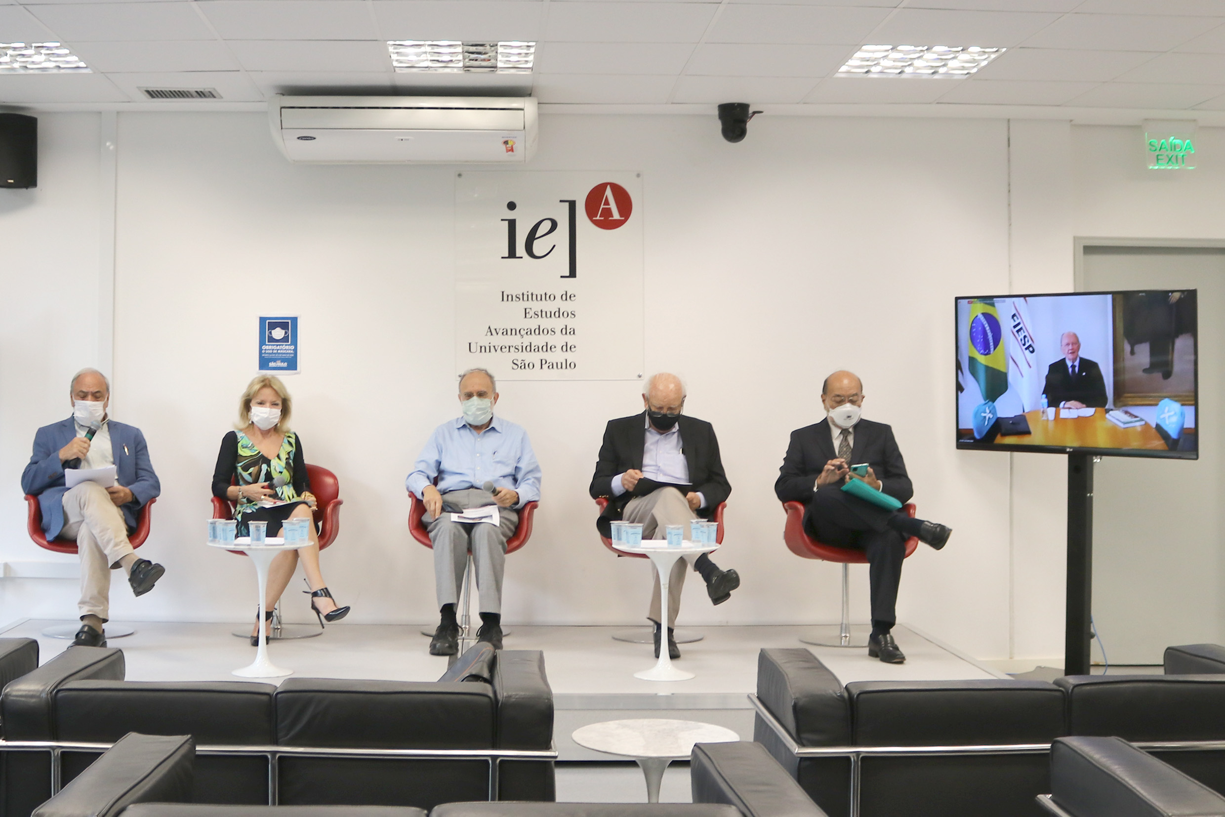 Gildo Magalhães dos Santos, Maria Arminda do Nascimento Arruda, Guilherme Ary Plonski, Adolpho Melfi,  Jorge Okubaro e  Ruy Altenfelder, via vídeo-conferência