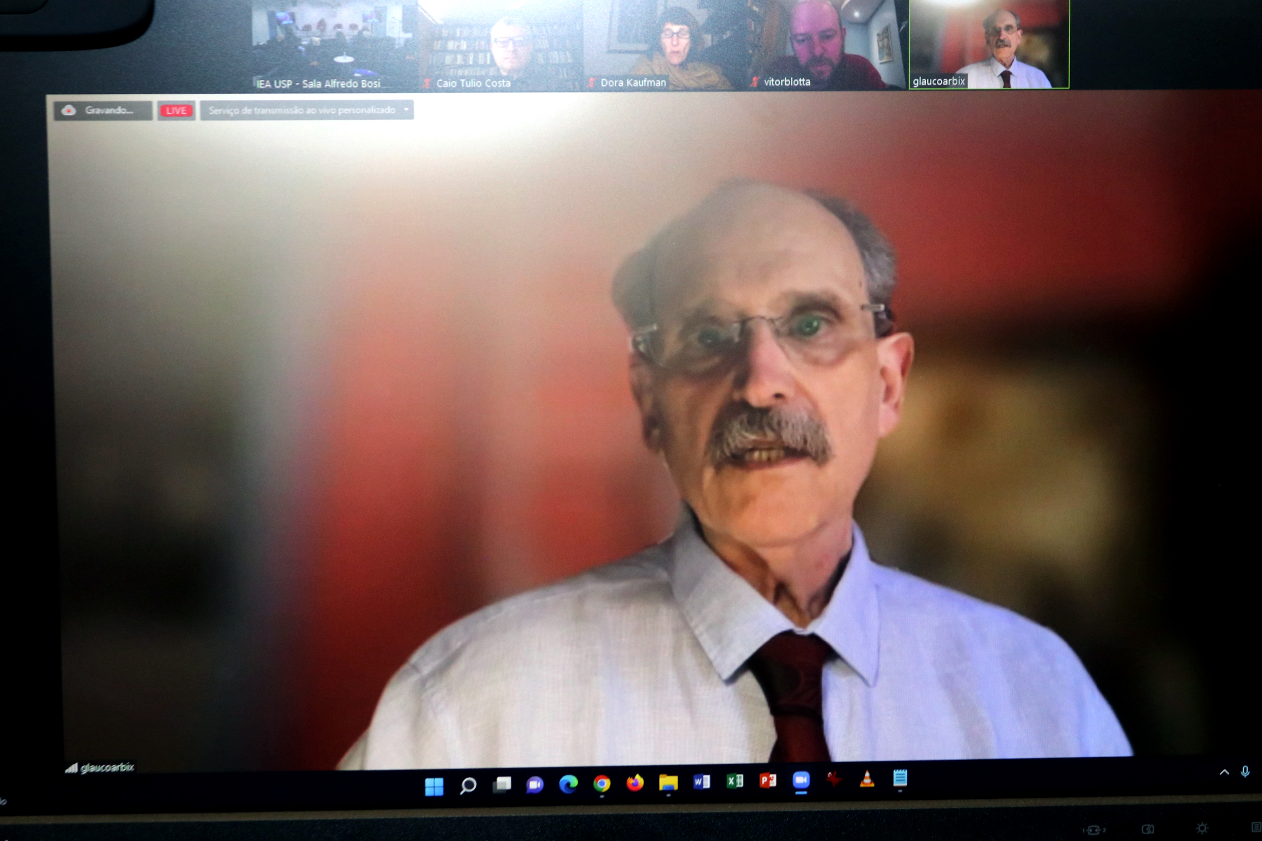 Glauco Arbix, via vídeo-conferência 