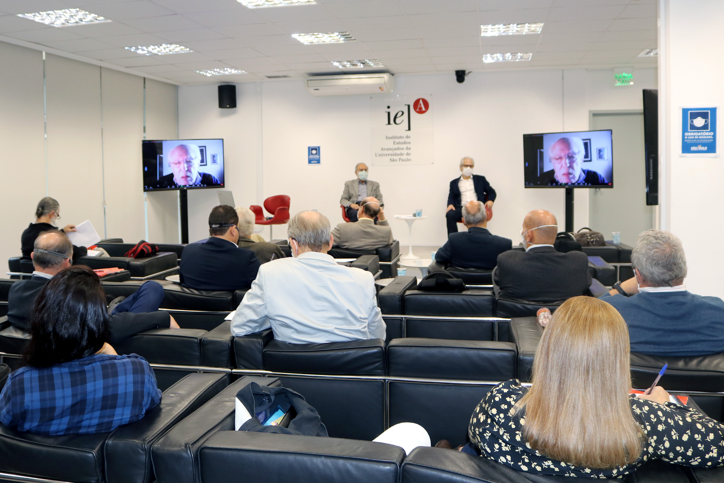 José Goldemberg, via vídeo-conferência, Guilherme Ary Plonski e Marcos Buckeridge  