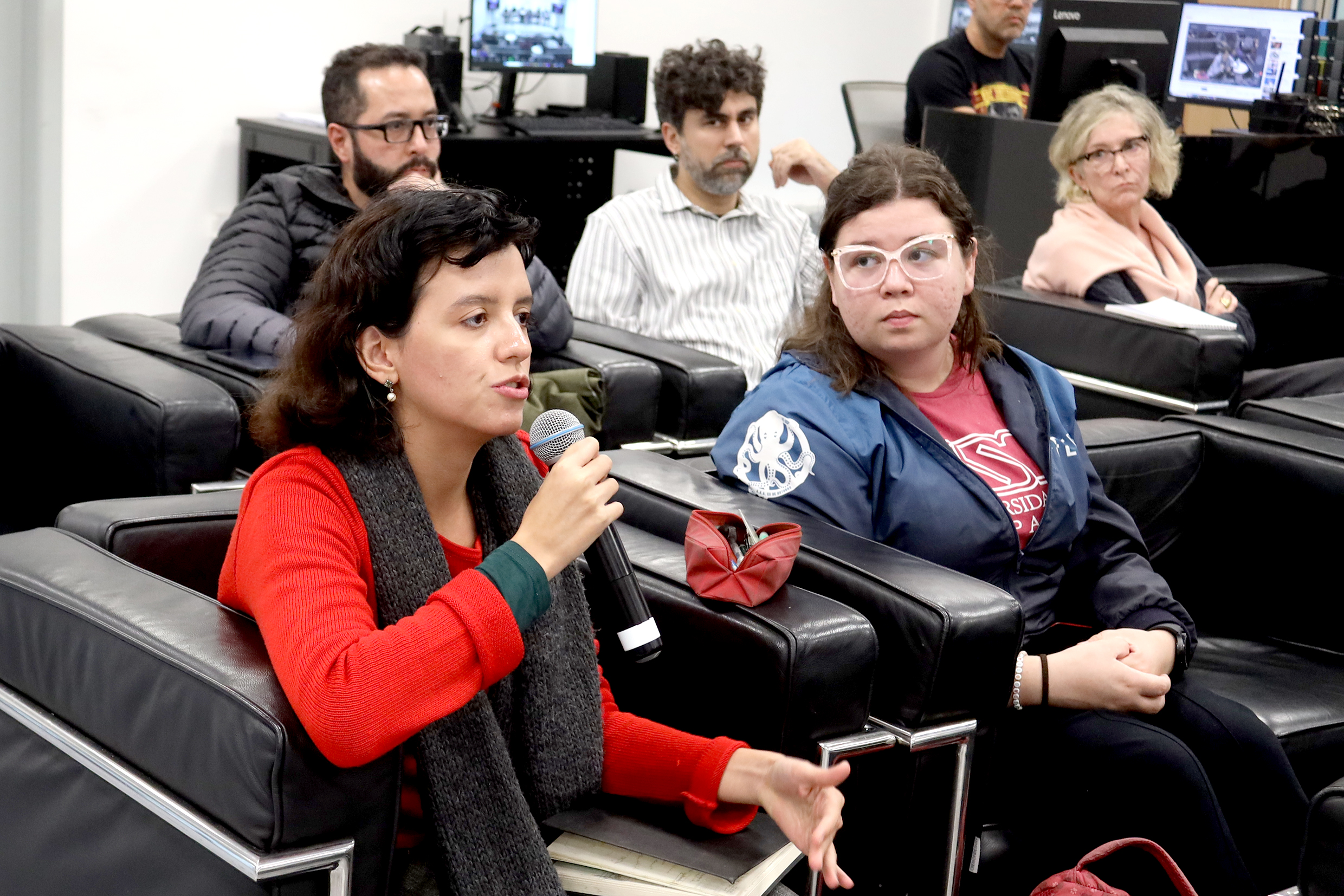 Participante do público faz perguntas durante o debate