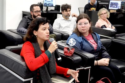 Participante do público faz perguntas durante o debate