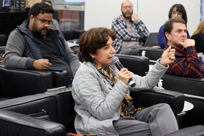 Participante do público faz perguntas durante o debate