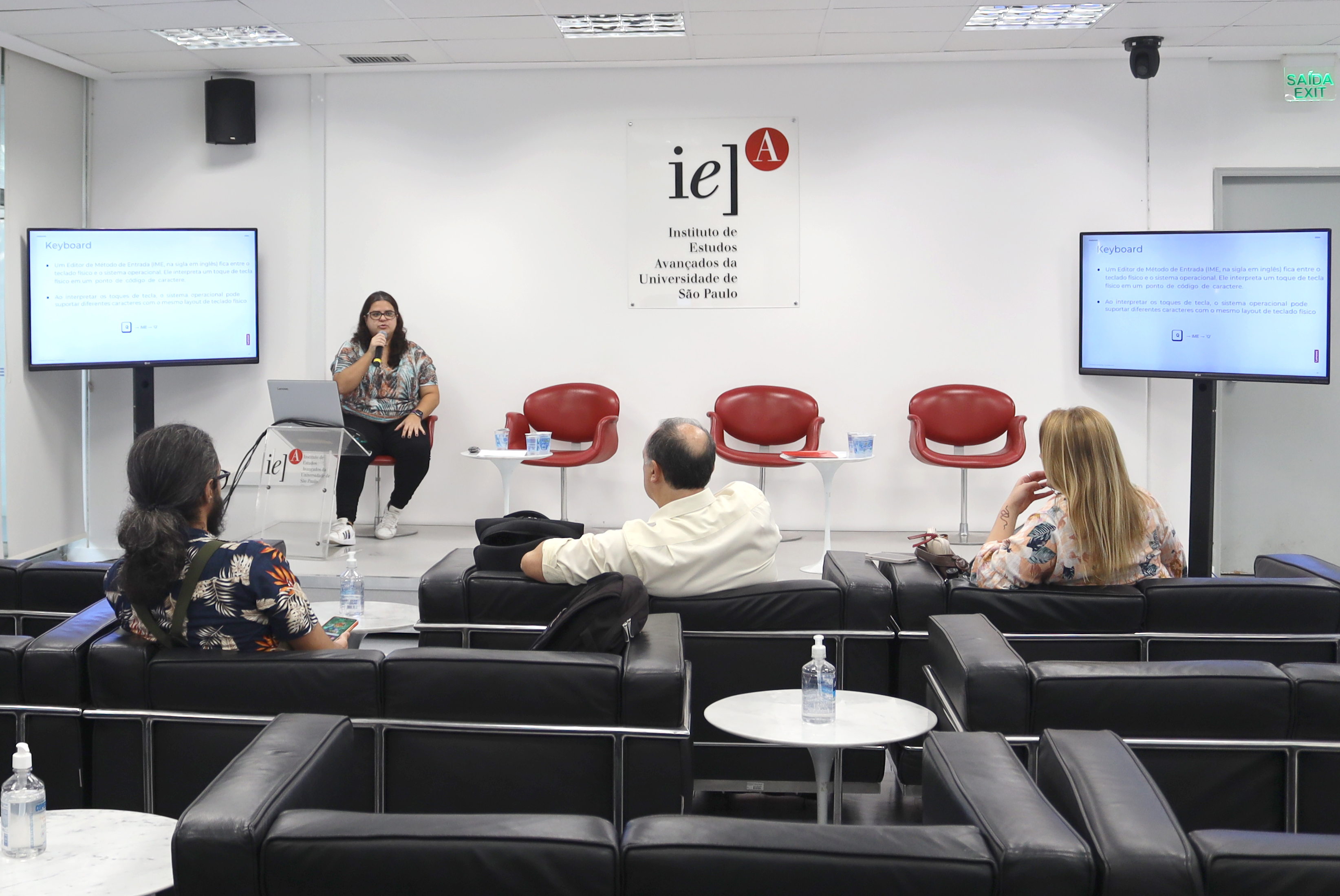 Natália Falcão inicia sua apresentação