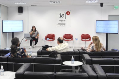 Natália Falcão inicia sua apresentação