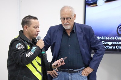 Convidado conversa com René Mendes