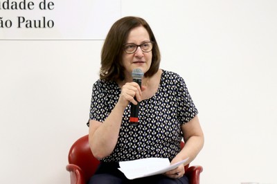 Roseli de Deus Lopes abre o evento e apresenta o prof Carnoy