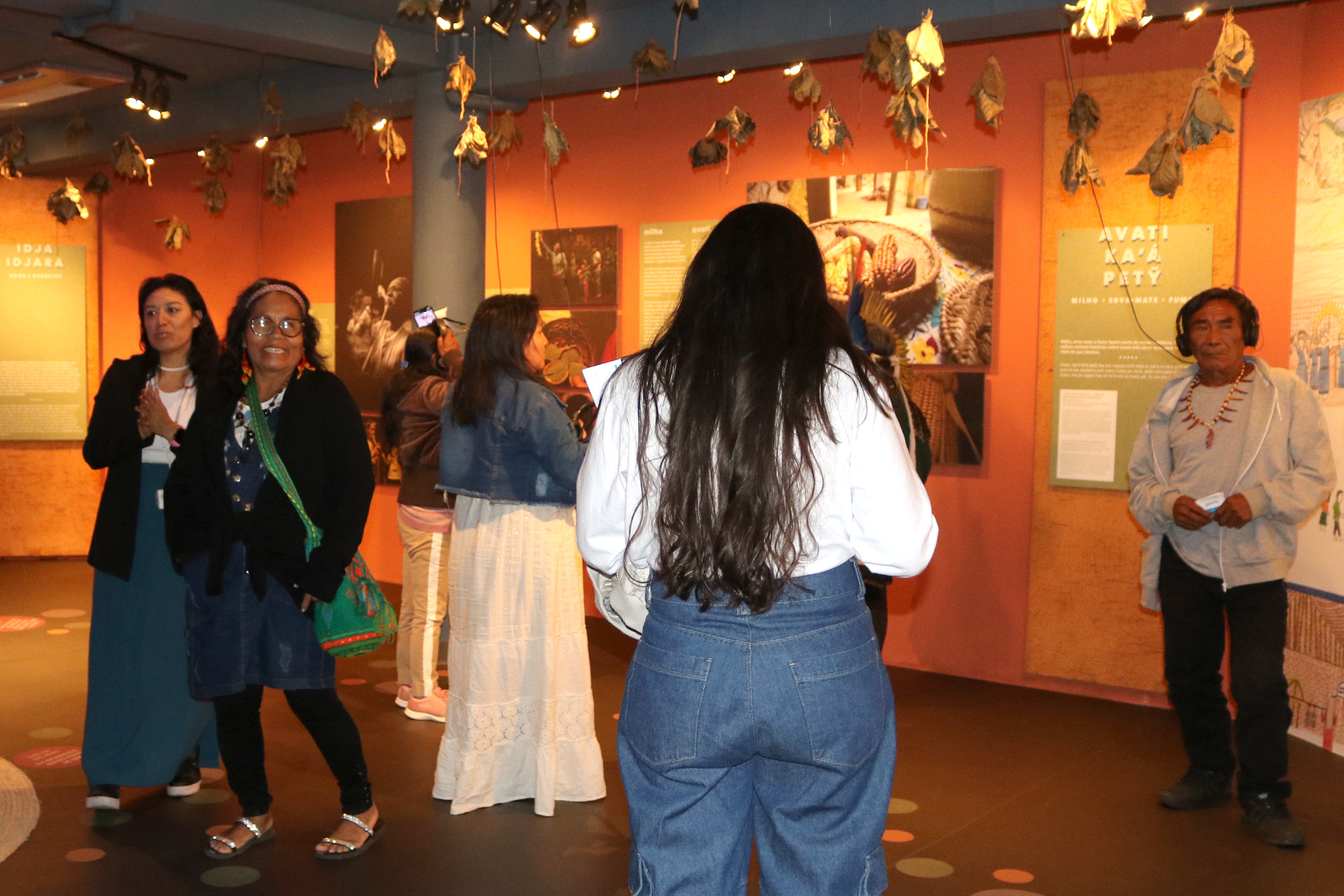 Parentes e convidados, visitam instalações do Museu das Culturas Indígenas 