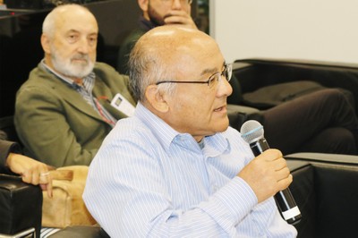 Haluo Hirata, faz perguntas durante o debate