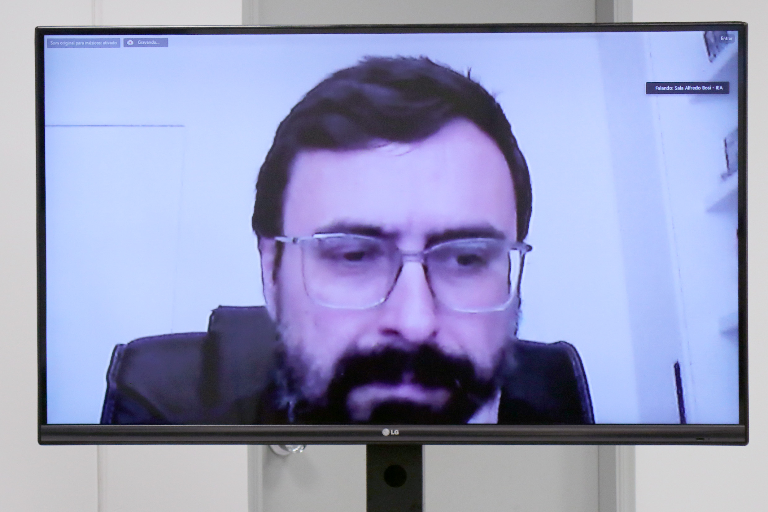Rafael Faleiros de Padua, via vídeo-conferência