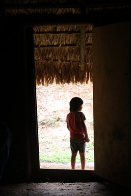 Criança na porta da casa de reza