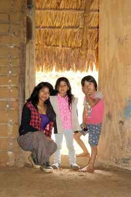Crianças Guarani na casa de reza