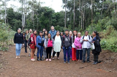 Convidados posam para foto em grupo