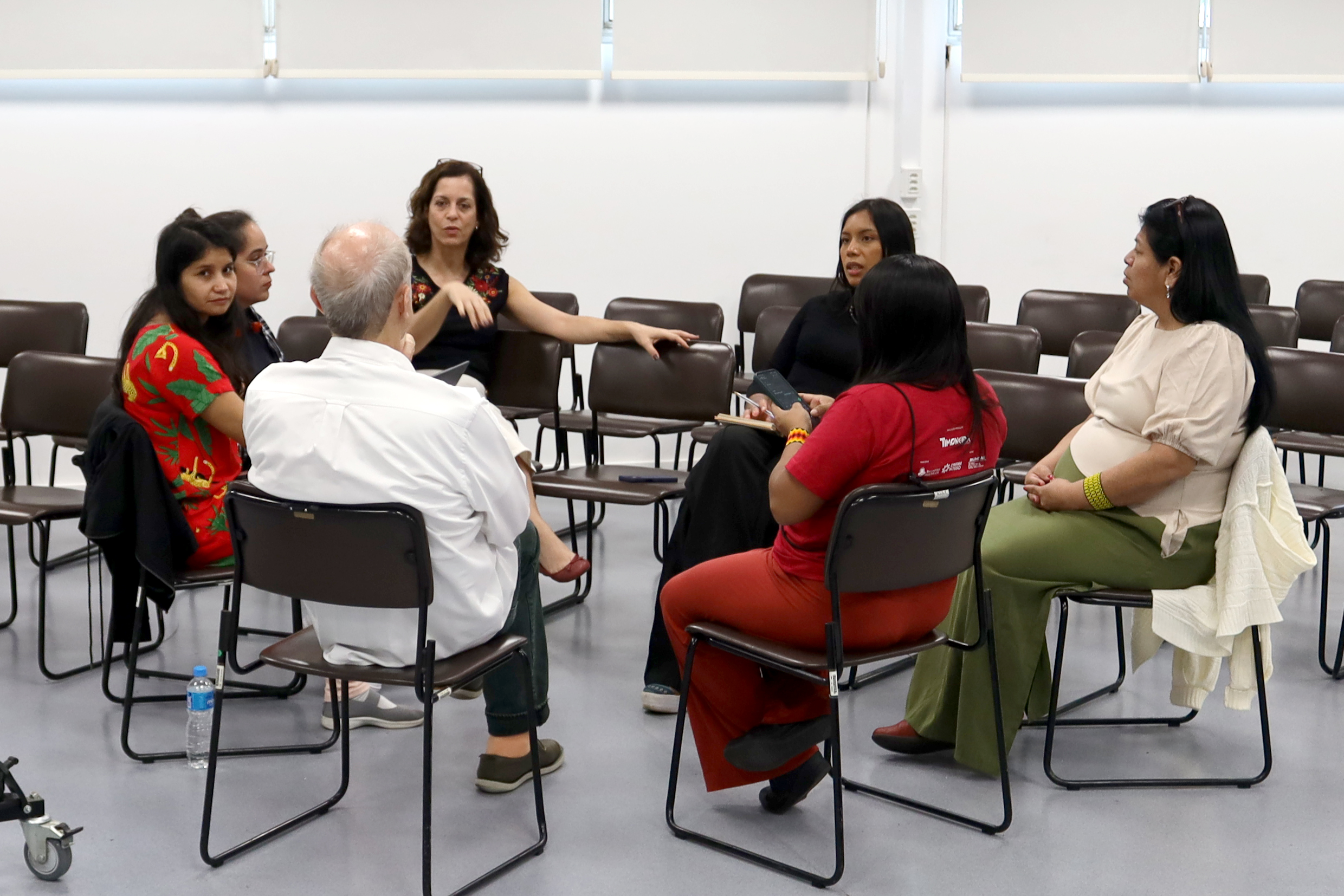 Arissana Pataxó, Geni Núñez, Liliana Souza e Silva, Natália Tupi, Sandra Benites, Francy Baniwa e Martin Grossmann   