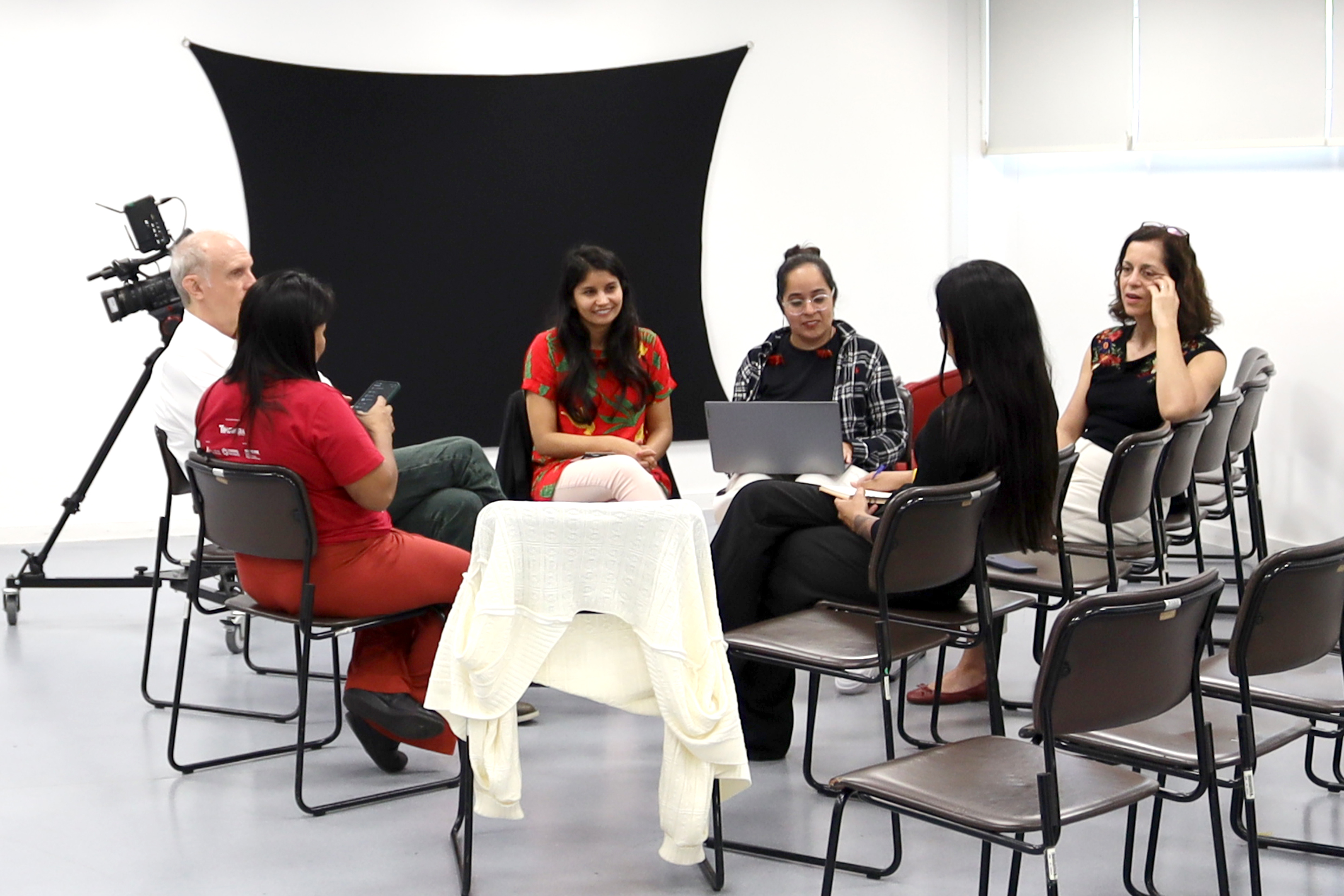 Arissana Pataxó, Geni Núñez, Liliana Souza e Silva, Natália Tupi, Sandra Benites, Francy Baniwa e Martin Grossmann   