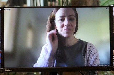 Mariana Menezes, via vídeo-conferência