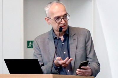 Eliezer Martins Diniz, faz perguntas durante o debate