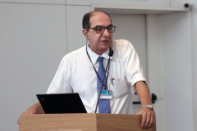 Reinaldo Giudici fala durante o debate