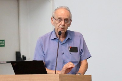 Valdemar Setzer fala durante o debate