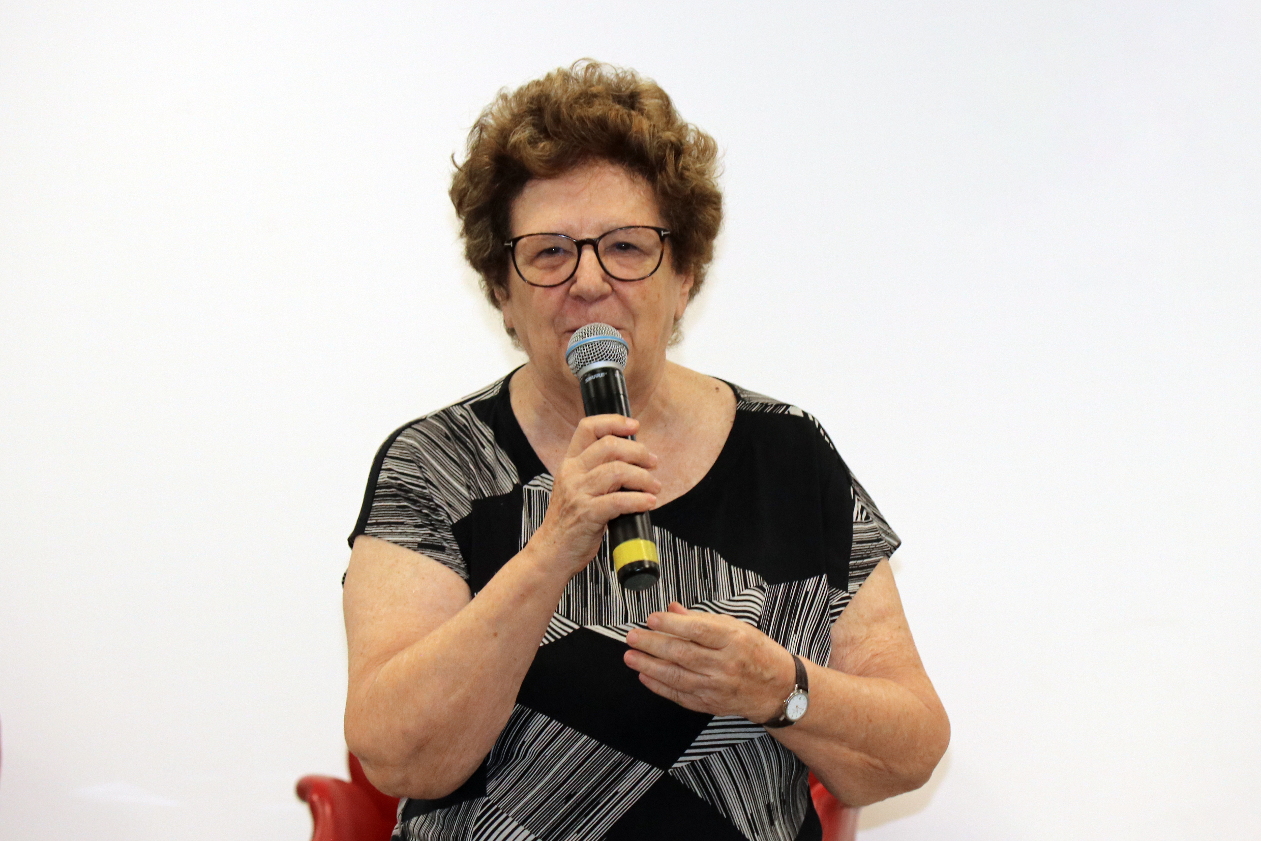 Bernardete Gatti encerra o evento e agradece aos participantes