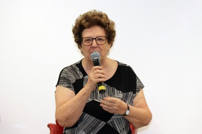 Bernardete Gatti encerra o evento e agradece aos participantes