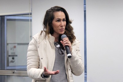 Participante do público faz perguntas durante o debate