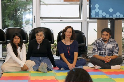 Arissana Pataxó, Sandra Sedini, Liliana Sousa e Silva e participante da oficina