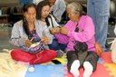 Maria Bidoca Baniwa, Larissa Fontes Baniwa e Bibiana Fontes Baniwa, ensinam como trançar o fio de palha para fazer artesanato