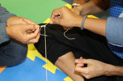 Mãos trançam a palha 