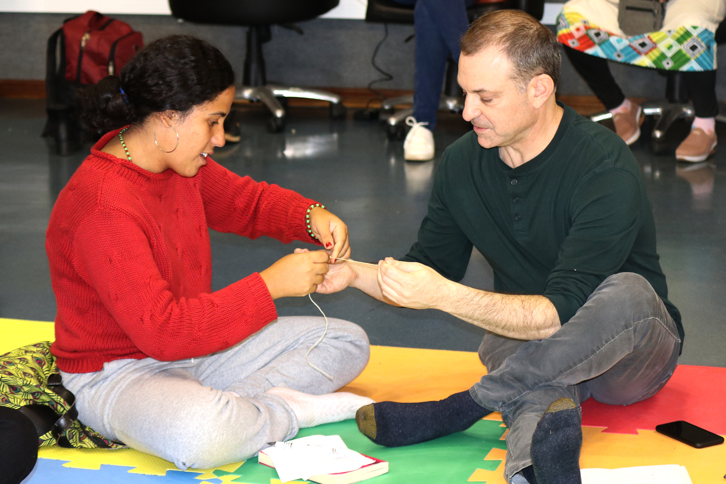 Jason Davis participa da oficina de artesanato