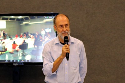 Antonio Saraiva faz perguntas durante a roda de conversa