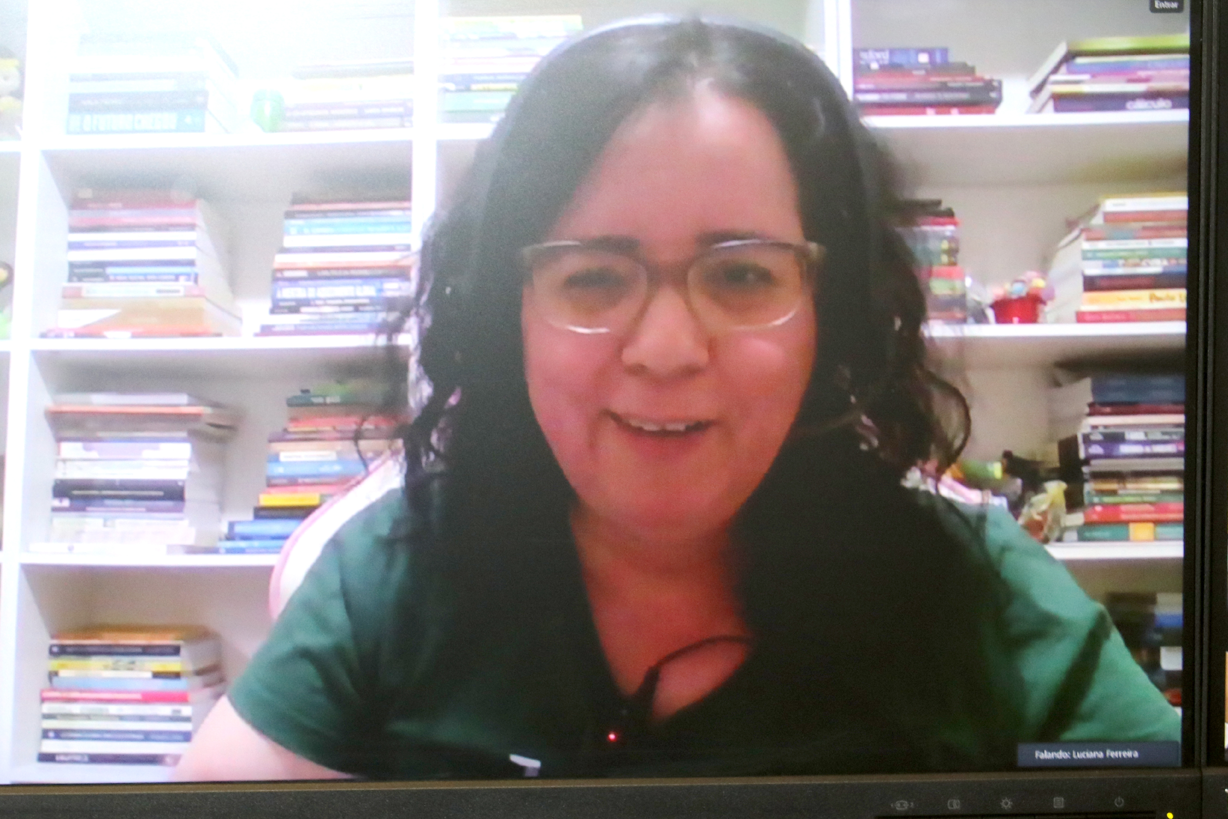 Luciana Ferreira da Silva, via vídeo-conferência