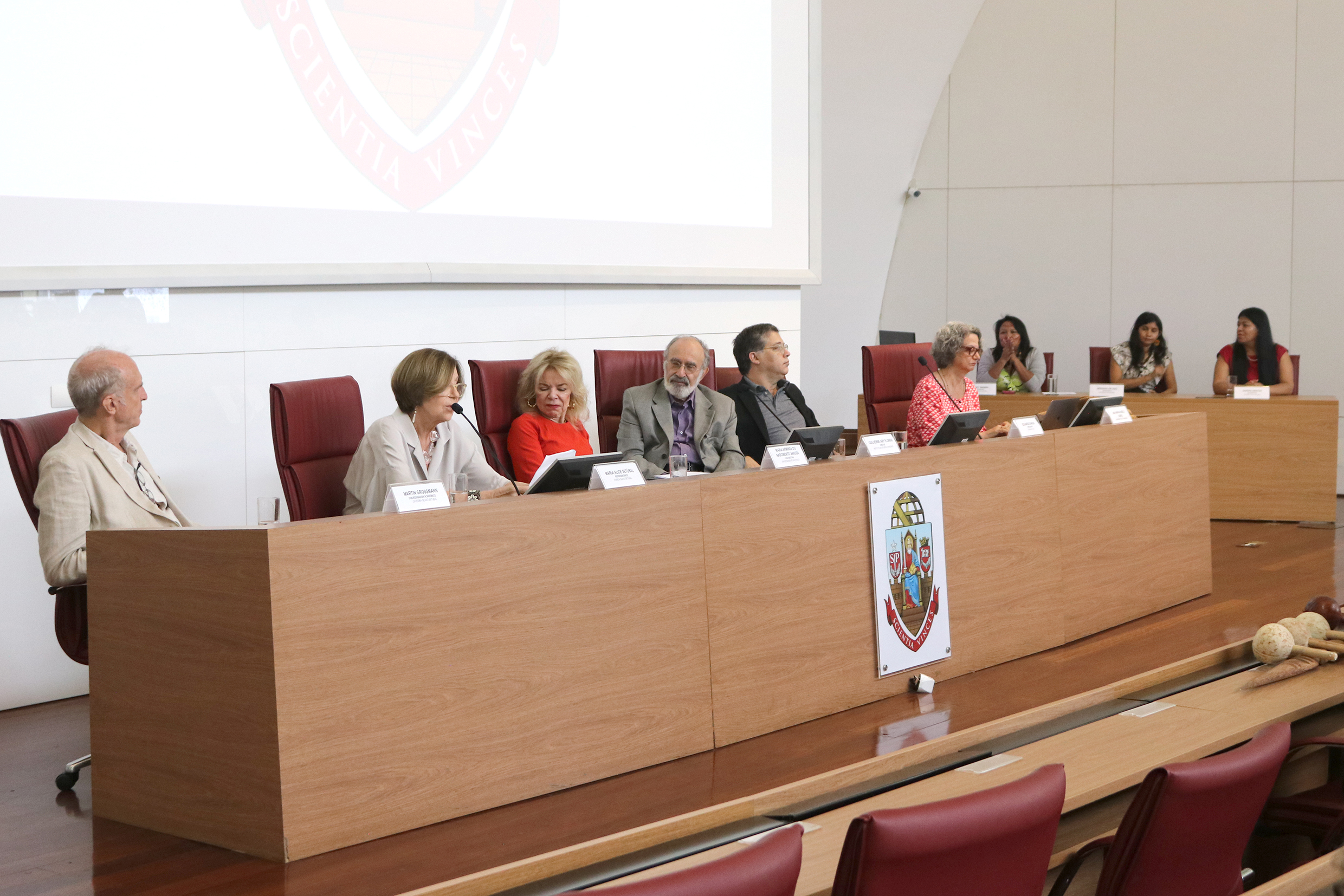 Martin Grossmann, Maria Alice Setubal, Maria Arminda do Nascimento Arruda, Guilherme Ary Plonski, Eduardo Saron, Ana Maria Rabelo Gomes, ao fundo, Arissana Pataxó, Francy Baniwa e Sandra Benites