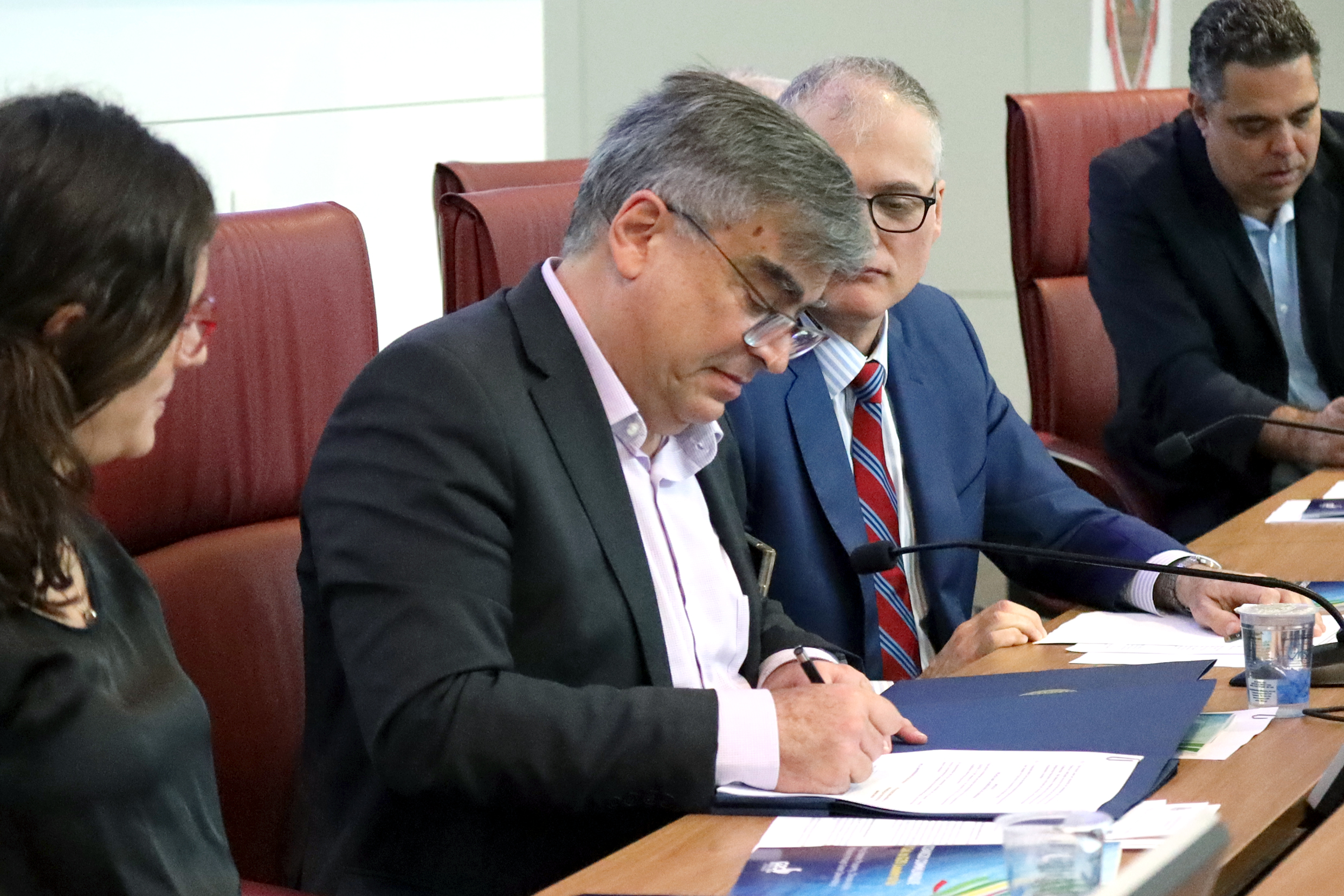 Carlos Gilberto Carlotti Junior, assina acordo entre a USP e OEA