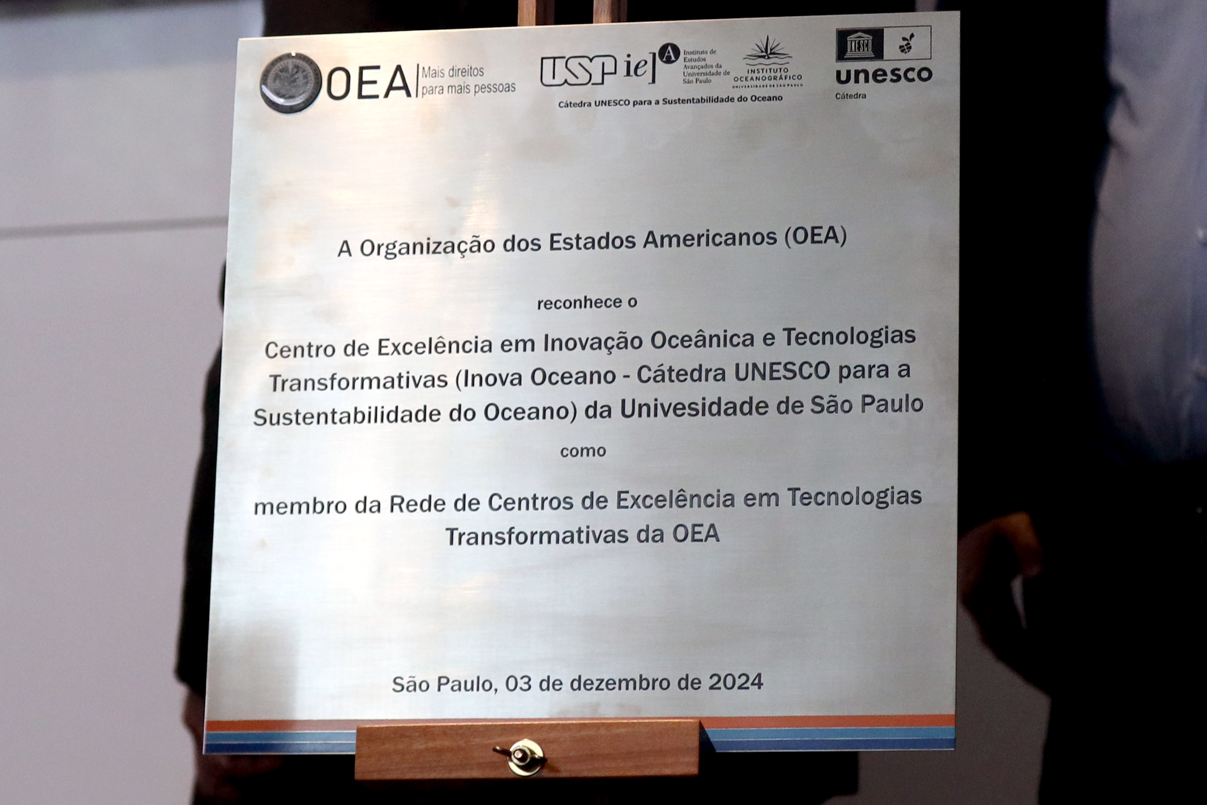 Placa do Centro de excelência em Inovação Oceânica e Tecnologias Transformativas (Inova Oceano – Cátedra UNESCO para a Sustentabilidade do Oceano) da USP/OEA 