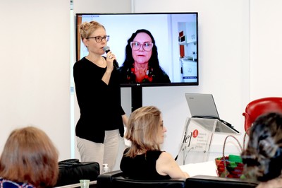 Christiane Wagner apresenta, ao fundo, via vídeo-conferência, Rejane Penna Rodrigues