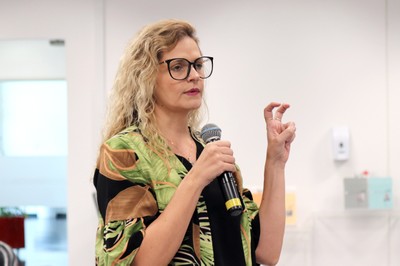 Vivian Blaso faz perguntas durante o debate