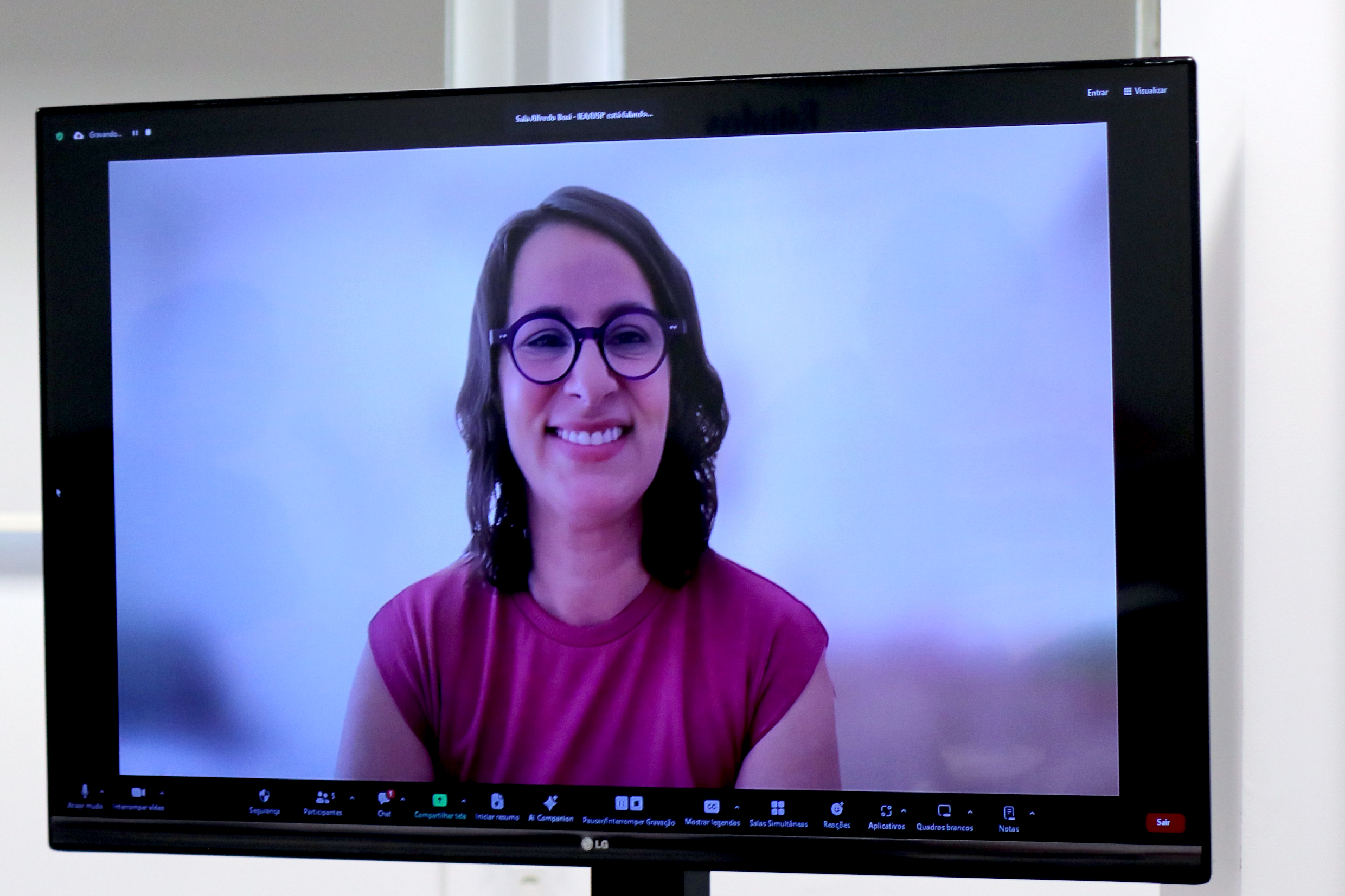 Juliana Cunha, via vídeo-conferência